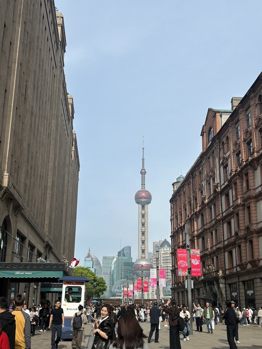 กรุงเทพฯ (สนามบินสุวรรณภูมิ) – เซี่ยงไฮ้ (FM842 : 09.50 - 15.25) – อุโมงค์เลเซอร์ – หาดไว่ทัน - ถนนนานกิง + POPMART - เมืองโบราณอู่เจิ้น (รวมล่องเรือ)  – หังโจว – ล่องเรือทะเลสาบซีหู  - ถนนโบราณเหอฝั่งเจีย - นั่งรถไฟกลับเซี่ยงไฮ้ - บ้านหิมะ (Yaoxue Ice and snow)  - ย่านซินเทียนตี้ - สวนสนุกเซี่ยงไฮ้ดิสนีย์แลนด์ (เต็มวัน) รวมบัตรค่าเข้า+รถรับส่ง - North Bund Greenland -  ตลาดร้อยปีเฉิงหวังเมี่ยว  - Florentia Village Outlet  สนามบินเซี่ยงไฮ้ – กรุงเทพฯ(สนามบินสุวรรณภูมิ) (FM853 : 18.20-21.55)